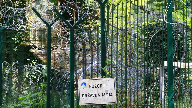 Fotografija: Nismo se zavedeli, kdo je v kletki, ko so nas zamejili s kilometri rezilne žice. Foto Tomi Lombar/Delo