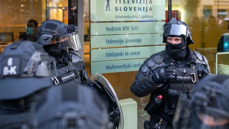 Fotografija: Ali sistem, kot je RTV, robusten, z množico notranjih organizacijskih in strokovnih podsistemov resnično ni sam, od znotraj zmožen odpraviti zunanjih anomalij? Foto Voranc Vogel/Delo