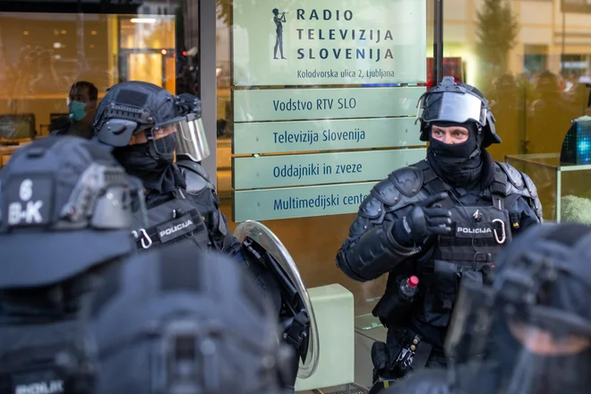Ali sistem, kot je RTV, robusten, z množico notranjih organizacijskih in strokovnih podsistemov resnično ni sam, od znotraj zmožen odpraviti zunanjih anomalij? Foto Voranc Vogel/Delo
