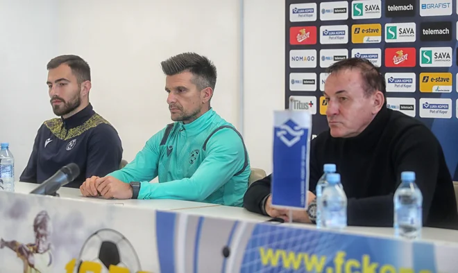 Trojica ključnih koprskih mož, predsednik FC Koper Ante Guberac, trener Zoran Zeljković (v sredini) in najboljši strelec 1. SNL Maks Barišić komaj čakajo na pomladni štart. FOTO: Blaž Samec/Delo
