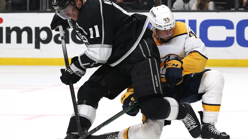 Fotografija: Anže Kopitar in njegovi kralji iz Los Angelesa so imeli v Alexandru Carrieru in drugih plenilcih iz Nashvilla premočne tekmece. FOTO: Harry How/AFP
