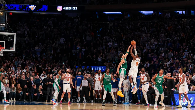 Fotografija: Z metom za tri točke v zadnji sekundi preko Jaysona Tatuma je RJ Barrett New Yorku priigral saldko zmago. FOTO: Vincent Carchietta/Usa Today Sports