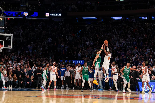 Z metom za tri točke v zadnji sekundi preko Jaysona Tatuma je RJ Barrett New Yorku priigral saldko zmago. FOTO: Vincent Carchietta/Usa Today Sports
