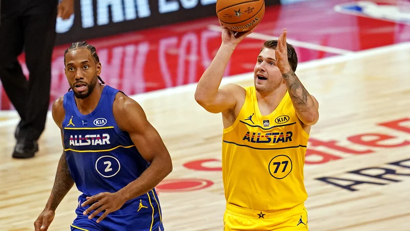 Fotografija: Na lanskem dvoboju zvezd vzhoda in zahoda je bil Luka Dončić v moštvu LeBrona Jamesa. FOTO: Dale Zanine/Usa Today Sports