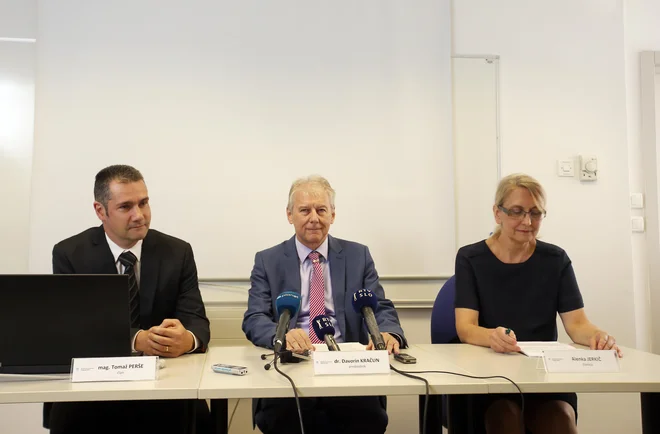 Fiskalni svet (od leve proti desni Tomaž Perše, predsednik Davorin Kračun in Alenka Jerkič) pričakuje, da bo dejanski primanjkljaj 2022 manjši od projekcij v sprejetem proračunu. Foto: Jože Suhadolnik 