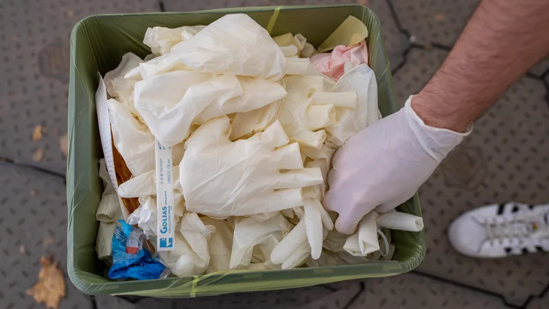 Fotografija: Splača se nam spremeniti nekatere vsakdanje običaje in navade, pozdravljanje, izražanje naklonjenosti, oprijemanje vsega mogočega in še kaj. FOTO: Voranc Vogel/Delo
