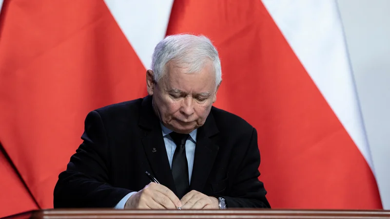Fotografija: Kaczyński, ki naj bi bil najvplivnejši politik na Poljskem, je v intervjuju – ta bo v celoti objavljen v ponedeljkovi izdaji tednika Sieci, a je dele pogovora že danes objavil novičarski portal wPolityce.pl – priznal nakup Pegasusa. FOTO: Agencja Gazeta/Reuters