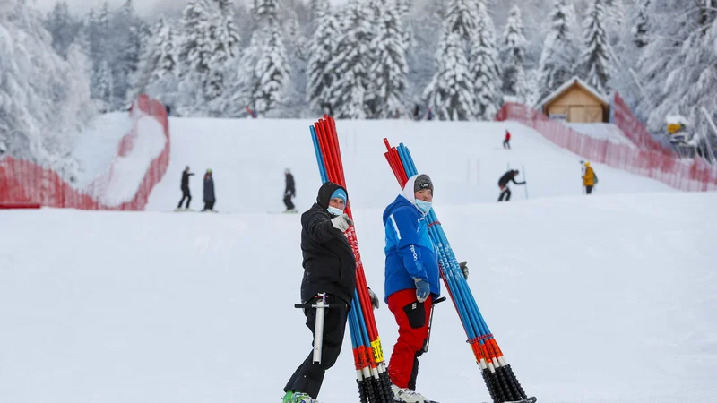 Fotografija: Tradicionalno tekmo so spet morali preseliti v Kranjsko Goro in se tam zelo potruditi s pripravo proge. FOTO: Matej Družnik/Delo