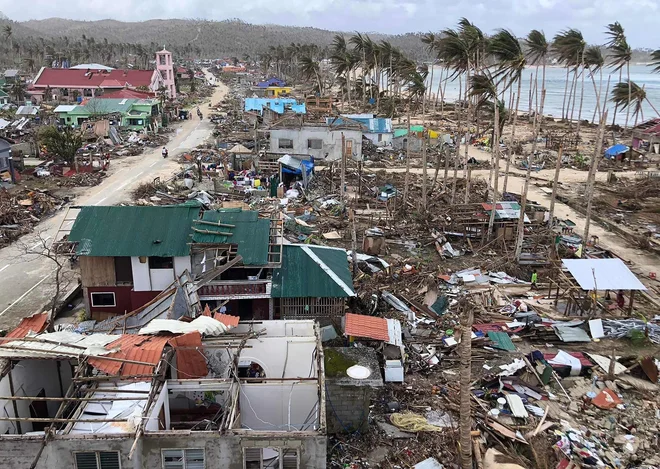 Pogled na uničenje v mestu Burgos na filipinskem otoku Siargao, tedne po tem, ko je supertajfun Rai uničil otok. Foto: Roel Catoto/Afp
