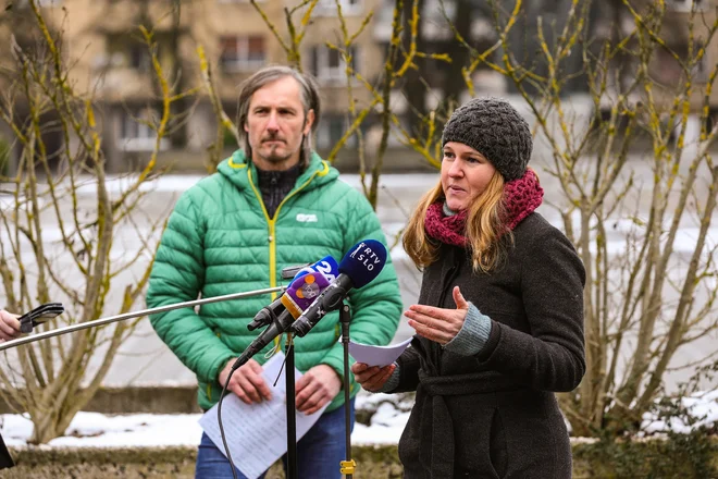 Soustanovitelja Vesne Urša Zgojznik in Uroš Macerl menita, da jedrska energija ni zelena.&nbsp;FOTO: Črt Piksi/Delo
