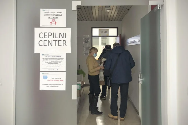 Med izjemami od karantene so po novem ob polno cepljenih s poživitvenim odmerkom še osebe, ki so za covidom-19 zbolele pred manj kot 45 dnevi, in polno cepljeni prebolevniki v vseh kombinacijah. FOTO: Jure Eržen/Delo
