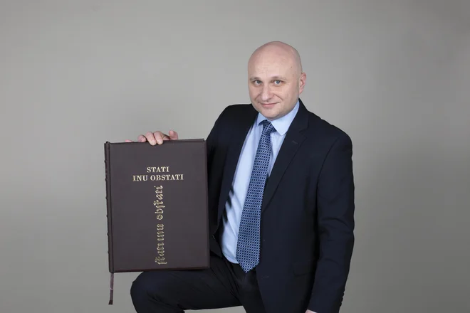 &raquo;Izsledovanje knjig zahteva ogromno časa, občutek ob vsaki najdbi pa je izjemen,&laquo; je poudaril Kozma Ahačič. FOTO: Saša Kovačič
