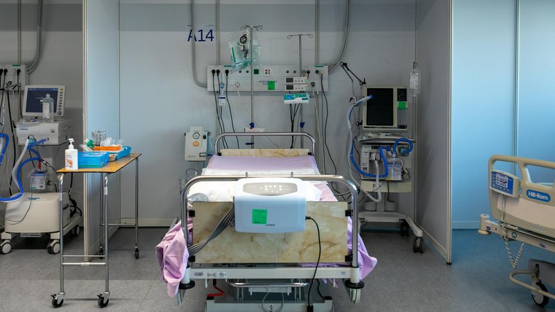 Fotografija: Po zadnjih podatkih je na oddelkih za covid v ljubljanskem Kliničnem centru krepko čez devetdeset odstotkov hospitaliziranih necepljenih. FOTO: Voranc Vogel/Delo
