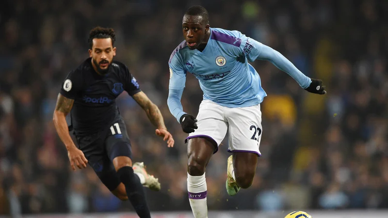 Fotografija: Benjamin Mendy, desno, je zdaj v hišnem priporu. FOTO: Oli Scarff/AFP
