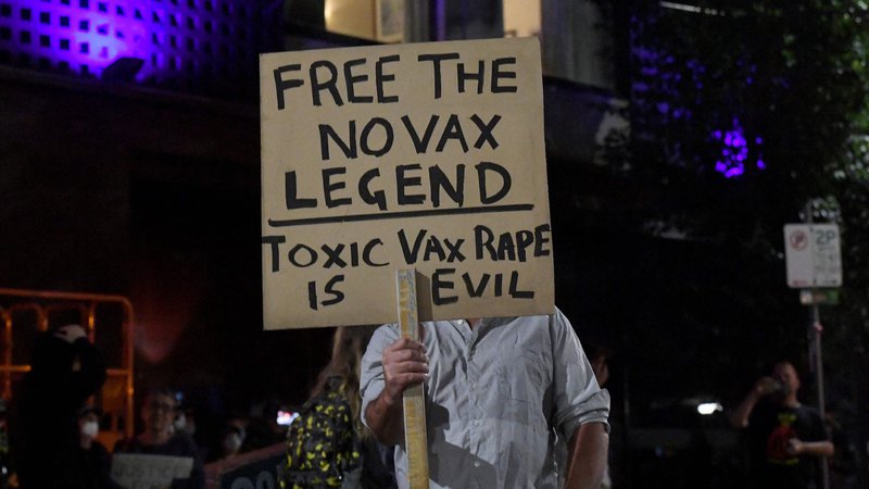 Fotografija: V Melbournu so nosili transparente v podporo Đokoviću. FOTO: William West/AFP
