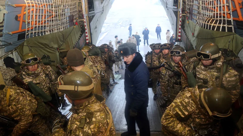 Fotografija: Domačim varnostnim silam je priskočilo na pomoč tudi okoli 2500 vojakov iz »vzhodnega Nata«. FOTO: kirgiško obrambno ministrstvo/Reuters