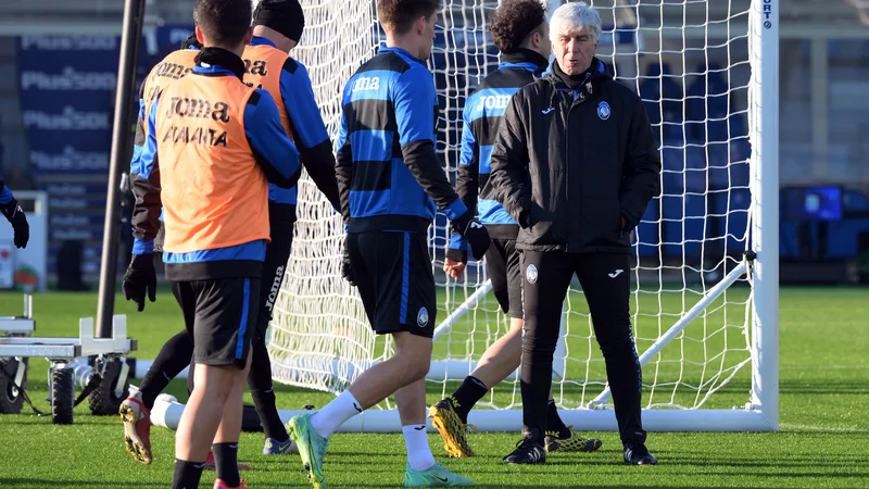 Fotografija: Nogometaši Atalante (na fotografiji desno trener Gian Piero Gasperini) so se v četrtek zaman ogrevali za tekmo s Torinom v domačem Bergamu. Gostje so nato sporočili, da zaradi odrejenih karanten nimajo dovolj nogometašev za tekmo. FOTO: Alberto Lingria/Reuters