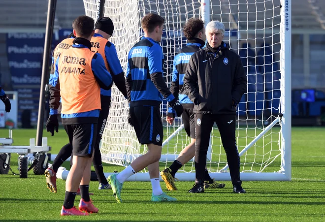 Nogometaši Atalante (na fotografiji desno trener Gian Piero Gasperini) so se v četrtek zaman ogrevali za tekmo s Torinom v domačem Bergamu. Gostje so nato sporočili, da zaradi odrejenih karanten nimajo dovolj nogometašev za tekmo.&nbsp;FOTO: Alberto Lingria/Reuters
