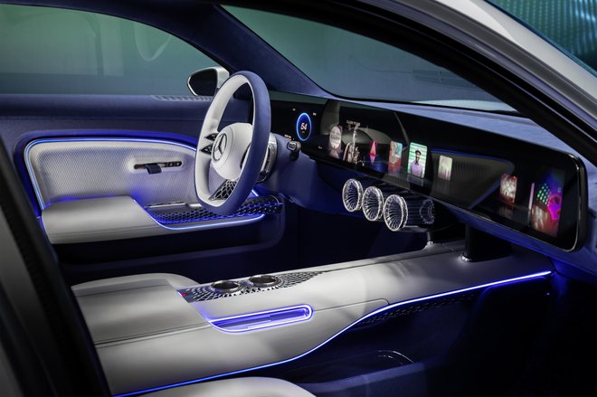 V notranjosti izstopa enovit zaslon od enega do drugega karoserijskega stebrička.

FOTO: Mercedes-Benz 
