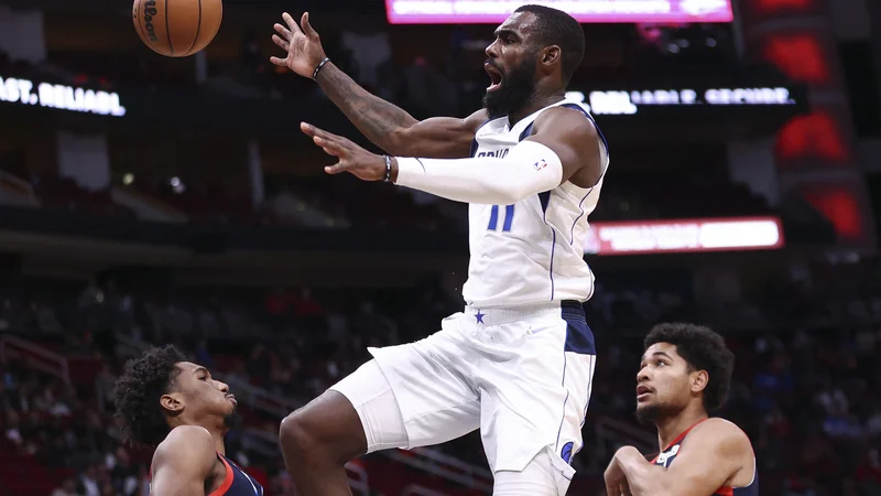 Fotografija: Ob odsotnosti Luke Dončića je v majici Dallasa opozoril nase Tim Hardaway mlajšui. FOTO: Troy Taormina/Usa Today Sports