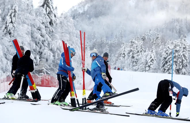 Progo v Kranjski Gori so utrjevali celoten petkov delovnik. FOTO: Matej Družnik
