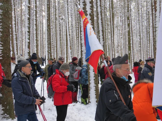 Velika množica ljudi se je na prizorišču poslednjega boja pri Treh žebljih spomnila padlih junakov. FOTO: Bojan Rajšek/Delo
