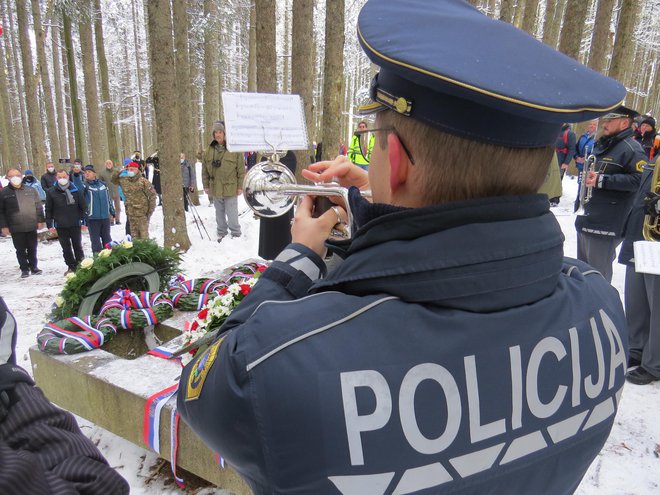 Iz policijskih trobil je po Pohorju odmevala slovenska himna Zdravljica. FOTO: Bojan Rajšek/Delo
