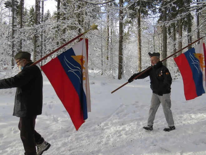 V snegu in mrazu s praporom na ramenih. FOTO: Bojan Rajšek/Delo
