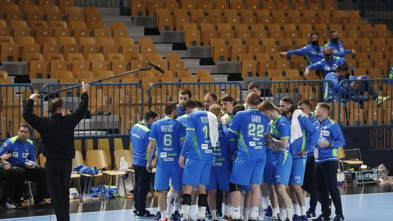 Fotografija: Slovenskim rokometašem za zdaj še ne grozi igranje pred praznimi tribunami. FOTO: Leon Vidic/Delo
