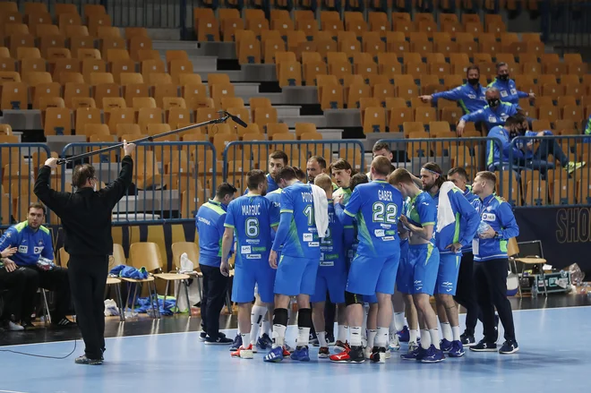 Slovenskim rokometašem za zdaj še ne grozi igranje pred praznimi tribunami. FOTO: Leon Vidic/Delo
