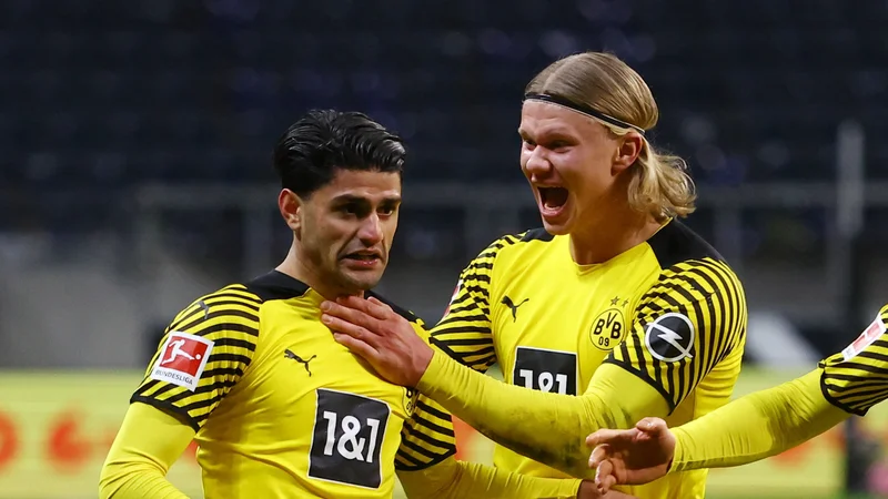 Mahmoud Dahoud (levo) je prinesel zmago Borussii iz Dortmunda, levo Erling Braut Haaland. FOTO: Kai Pfaffenbach/Reuters
