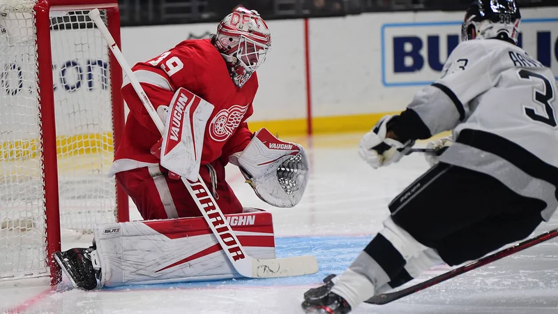 Fotografija: Alex Nedeljković ustavlja napad z levega krila Viktorja Arvidssona v dvorani, ki so jo v zaključku lanskega leta preimenovali v Crypto.com Areno. FOTO: Gary A. Vasquez/USA TODAY Sports