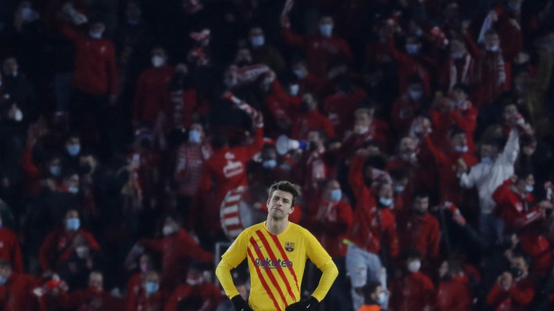 Fotografija: Po izključitvi vezista Gavija je Barcelona s Piquejem (na fotografiji) prejela izenačujoči gol v Granadi. FOTO: Jon Nazca/Reuters

