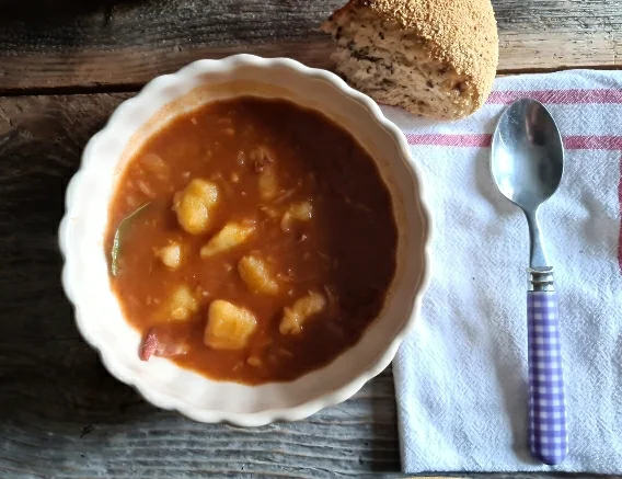 V mrzlih zimskih dneh&nbsp;bo vnesla nekaj ravno prave&nbsp; topline in kalorij za pogret navznotraj še zlasti, če se boste klatili po zasneženih belih kulisah. FOTO:Tanja Drinovec/Delo
