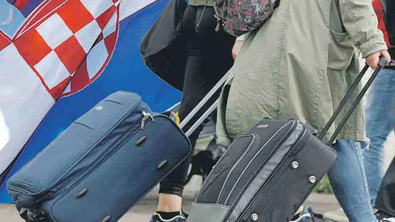 Fotografija: Izseljevanje iz Hrvaške se je okrepilo po vstopu države v Evropsko unijo sredi leta 2013. Po nekaterih podatkih je od takrat na tuje odšlo približno 370.000 ljudi. FOTO: Cropix