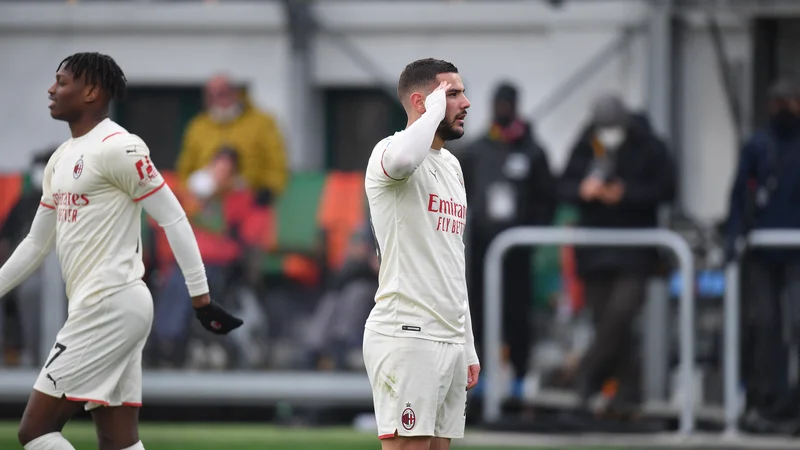 Fotografija: Francoski reprezentant pri Milanu Theo Fenrandez je v Benetkah z dvema goloma pripomogel k novi zmagi rdeče-črnih iz Lombardije. FOTO: Daniele Mascolo/Reuters