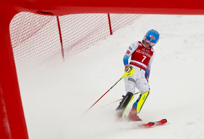 Mikaela Shiffrin je bila morda celo na poti do zmage, a je povozila vratca. FOTO: Matej Družnik/Delo
