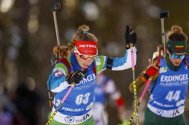 Polona Klemenčič ni ponovila petkovega sprinta, zgrešila je kar sedem strelkov. FOTO: Matej Družnik/Delo
