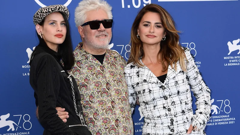 Fotografija: Dvainsedemdesetletni režiser se vse pogosteje spogleduje z ustvarjanjem v tujem jeziku. Na fotografiji z Mileno Smit (levo) in Penélope Cruz med promocijo zadnjega filma Vzporedni materi v Benetkah. FOTO: Miguel Medina/AFP