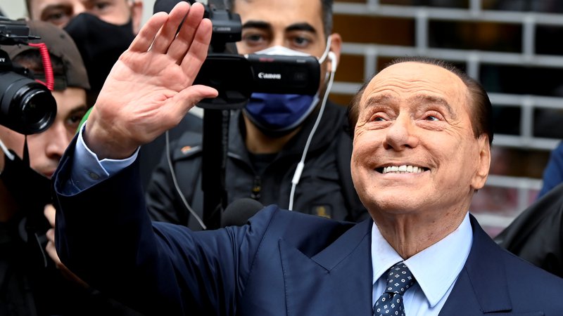 Fotografija: Berlusconijevi glasniki so prepričani, da bi nekdanji Vitez utegnil v dirki za Kvirinal premagati tudi Maria Draghija. FOTO: Flavio Lo Scalzo/Reuters
