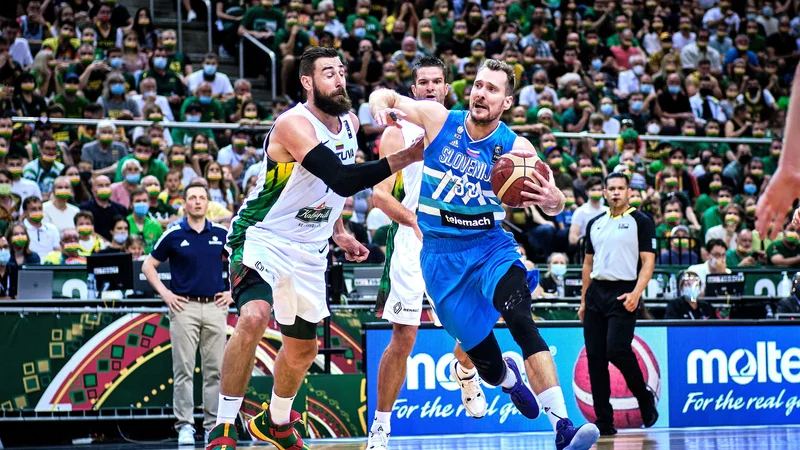 Fotografija: Zoran Dragić (z žogo) je bil eden od motorjev slovenske reprezentance tudi v lanskih olimpijskih kvalifikacijah v Kaunasu. FOTO: FIBA