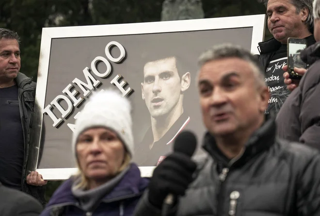 Srđan in Dijana Đoković, oče in mati Novaka Đokovića, pred stavbo srbske skupščine v Beogradu. FOTO: Oliver Bunić/AFP
