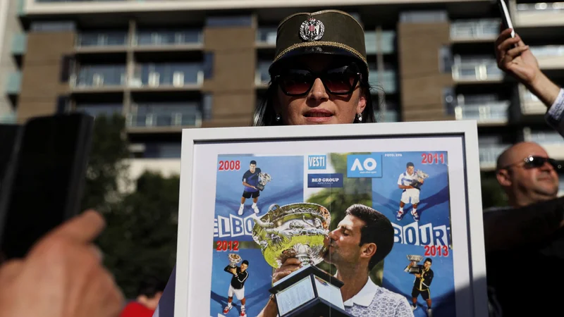 Fotografija: Privrženka Novaka Đokovića pred hotelom Park v Melbournu. FOTO: Loren Elliott/Reuters