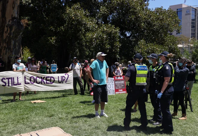 Policija je nekaterim podpornikom Novaka Đokovića ukazala, naj zapustijo območje hotela Park. FOTO: Loren Elliott/Reuters
