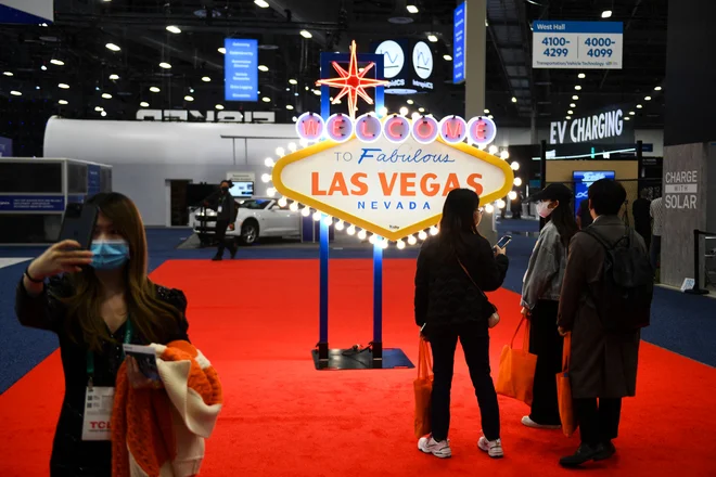 Sejem elektronike v Las Vegasu je bil zaradi pandemije okrnjen, a je kljub temu navdušil dejanske in virtualne obiskovalce. Foto Patrick T. Fallon/AFP
