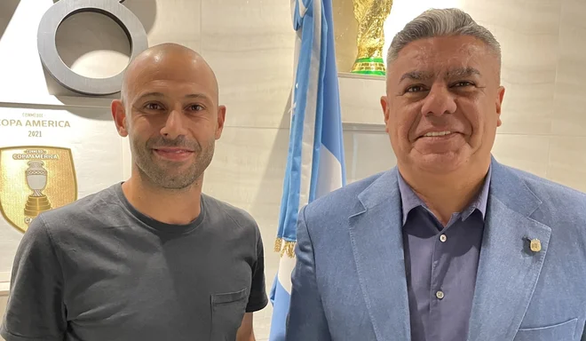 Javier Mascherano (levo) se predsednikom argentinske zveze Claudiom Tapio. FOTO: AFA
