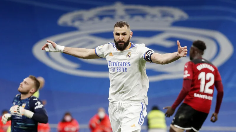 Fotografija: Karim Benzema je s prvim od dveh golov v mreži Valencie proslavil lep osebni jubilej. FOTO: Susana Vera/Reuters
