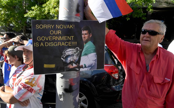 »Oprosti, Novak! Naša vlada je sramota!!!« FOTO: William West/AFP
