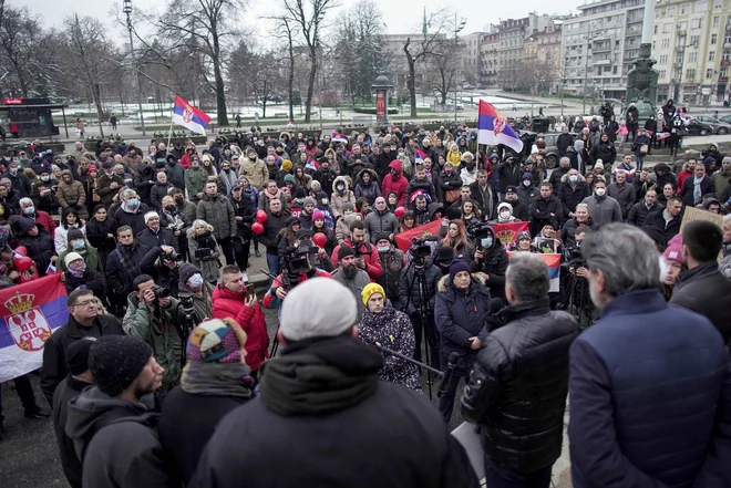 Noletovi privrženci so se tako kot večkrat v zadnjih dneh na poziv njegovega očeta Srđana Đokovića tudi včeraj zbrali pred srbsko skupščino v Beogradu. FOTO: Oliver Bunic/AFP
