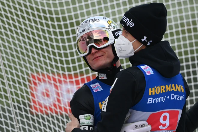 Anže Lanišek (levo) in Peter Prevc sta bila lahko za konec napornega dvotedenskega skakalnega ritma zadovoljna kljub smoli. Foto Christof Stache/AFP
